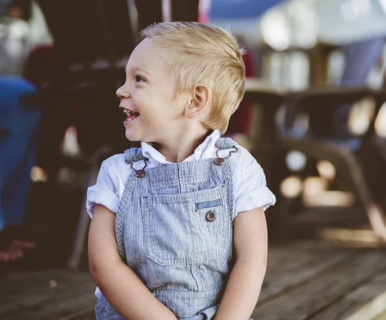 Jak odnaučit dítě cucat palec: Praktické tipy pro rodiče